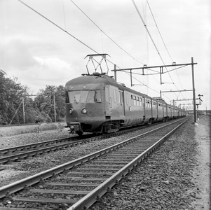 150923 Afbeelding van een electrisch treinstel mat. 1946 van de N.S., gekoppeld met een electrisch treinstel mat. 1954, ...